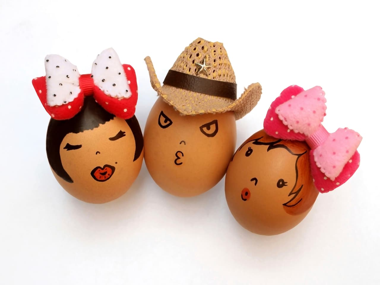 Personificación: otra forma rápida de resolver el tema de la Pascua es con "accesorios" para vestir a los huevos. Con un plumón negro puedes dibujarles un rostro y darles personalidad con pegatinas: bigotes, sombreros, moños y listones son algunas opciones para la tarea.