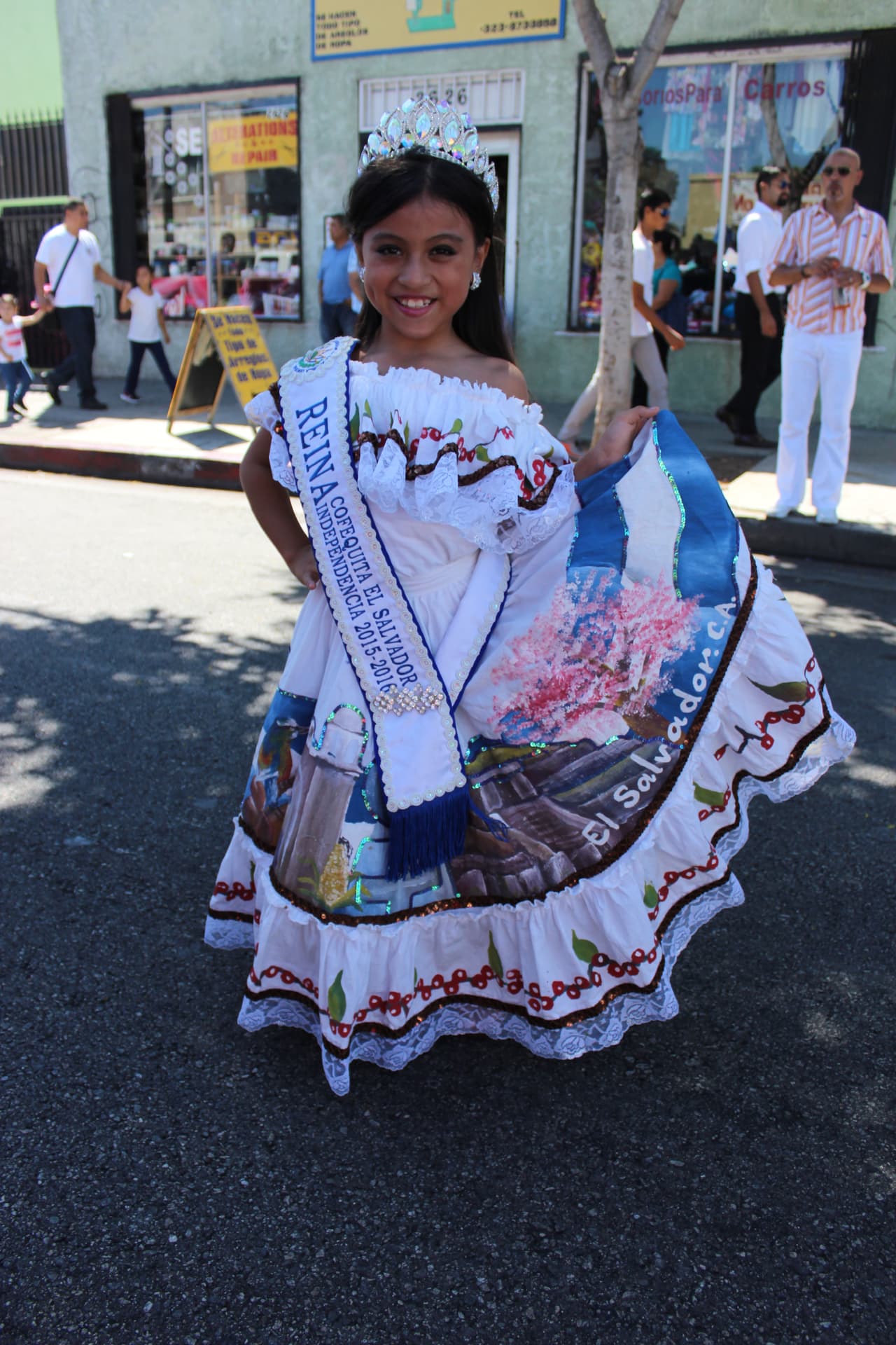 Miles de personas celebraron la independencia centroamericana con un desfile.