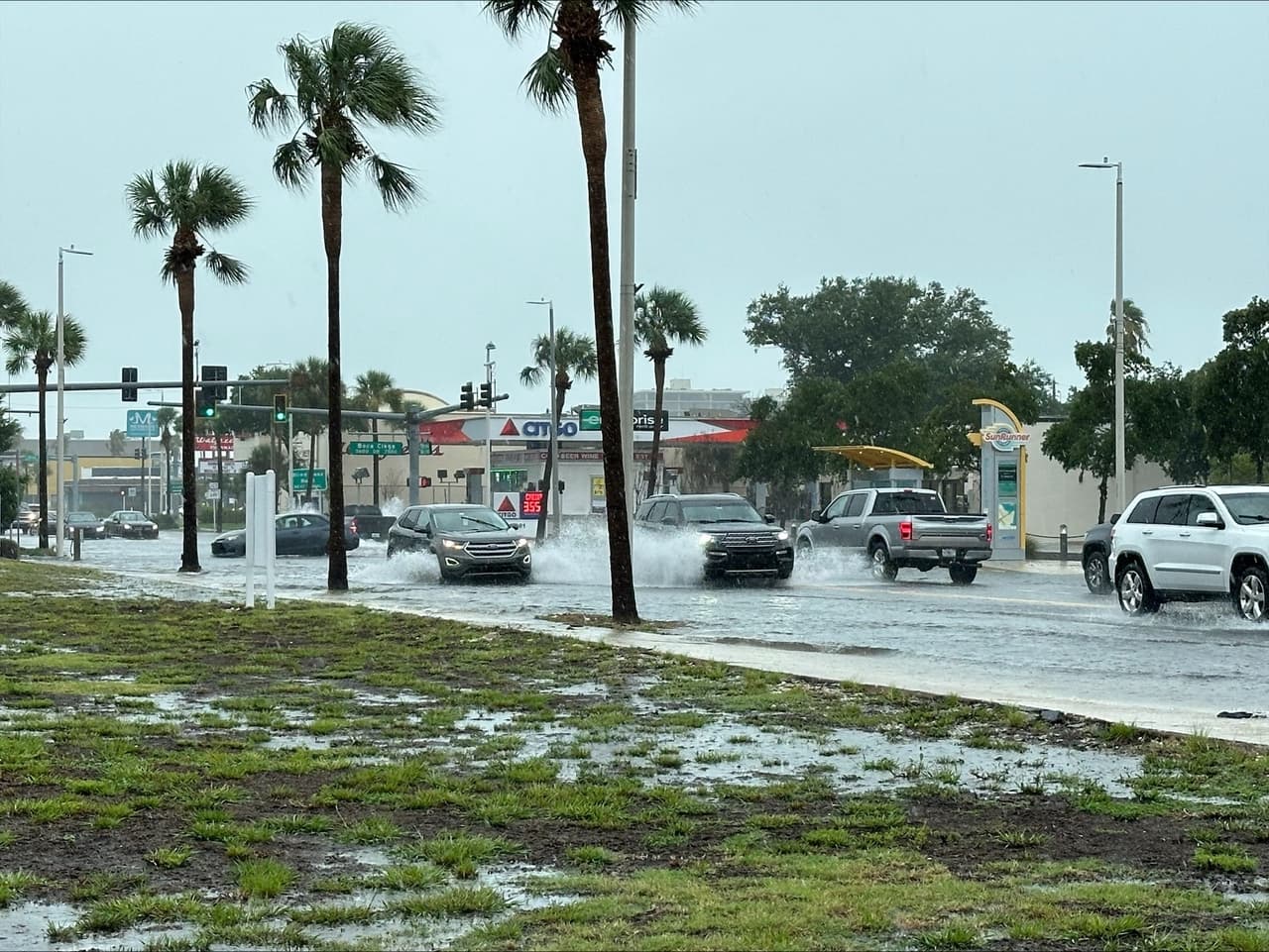 En el
<b>condado de Pinellas</b>, donde las inundaciones urbanas han causado problemas a los conductores este domingo, no hay abierto
<b>un refugio</b> para posibles afectados por el paso de la aún tormenta Debby. A quienes necesiten información, se les pidió marcar al
<b>Centro de Información del Condado de Pinellas, al (727) 464-4333</b>. Ofrecerán servicio hasta las 10:00 p.m.