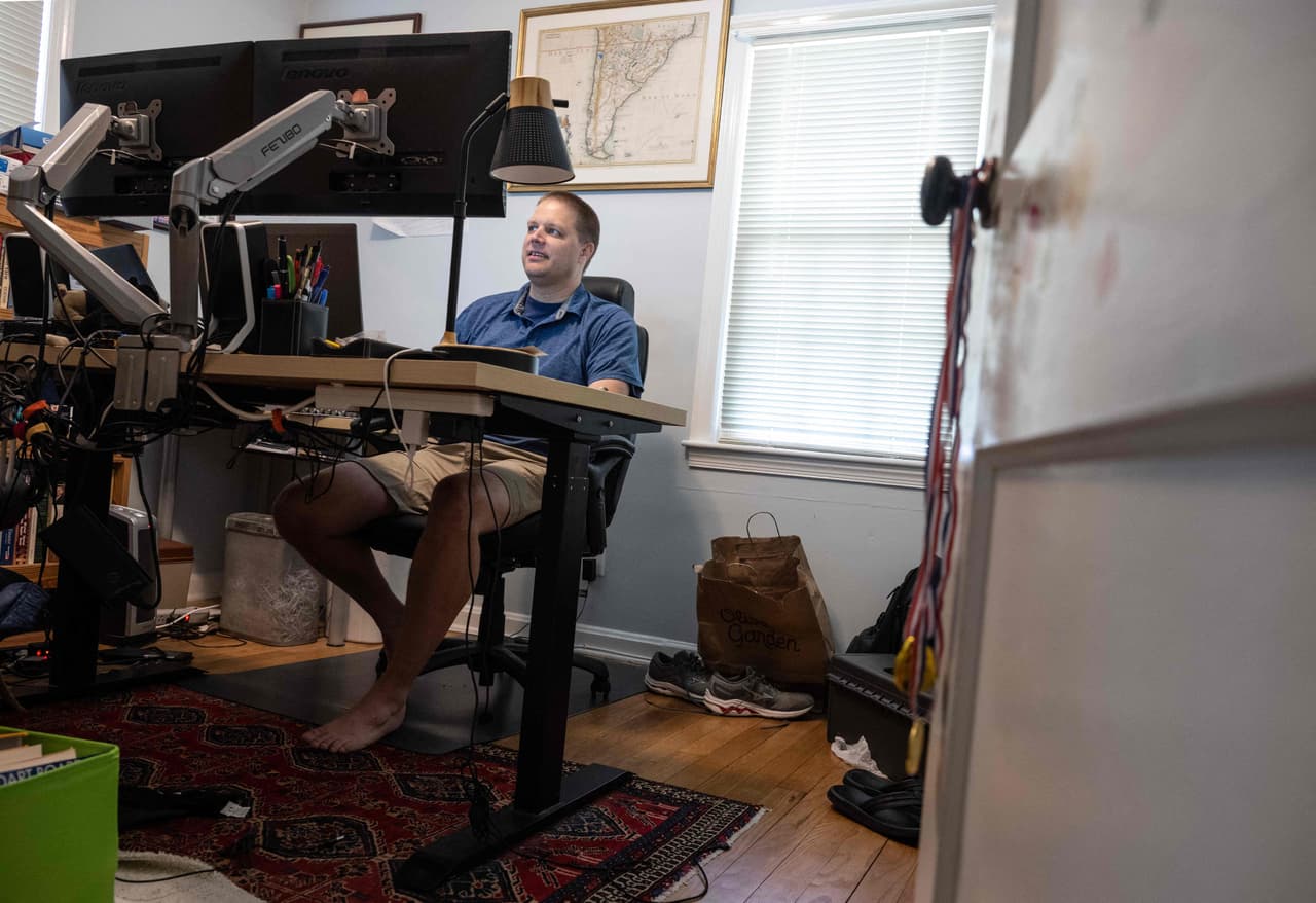 <b>Las que personas que trabajan por cuenta propia</b> o por diferentes contratos pueden recibir varios tipos de formularios 1099. 
<b><a href="https://www.irs.gov/forms-pubs/about-form-1099-misc" target="_blank">Los Formularios 1099</a></b> muestran otros tipos de ingresos. 
<br>