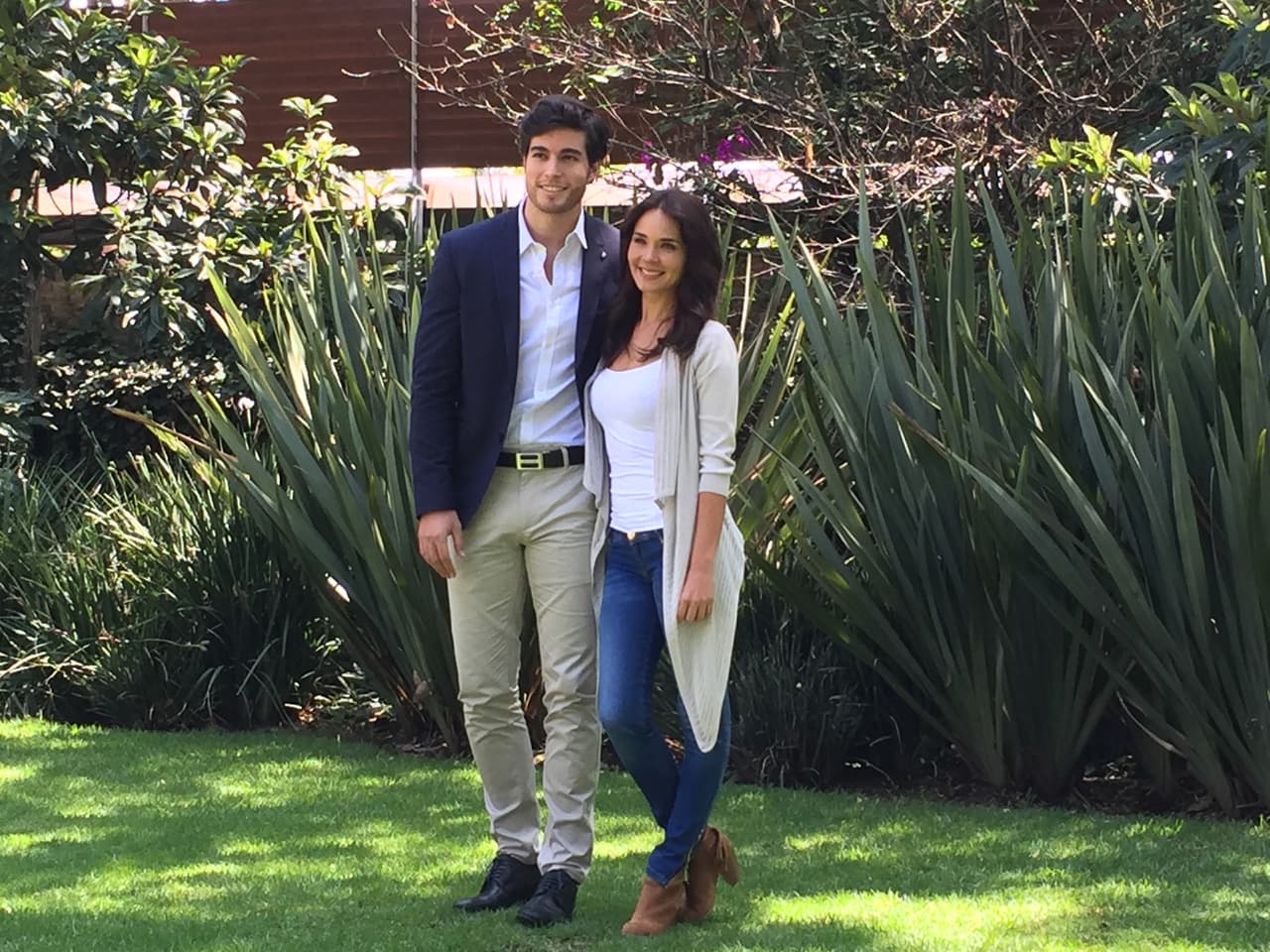 Adriana Louvier y Danilo Carrera conforman la pareja romántica en la nueva serie "Sin Rastro, Pasado Perdido".