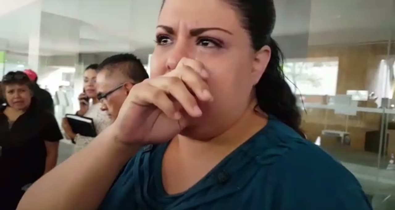 Alejandra no pudo ocultar su dolor, se limpiaba las lágrimas de su rostro. Se sentía identificada con Julián Gil.