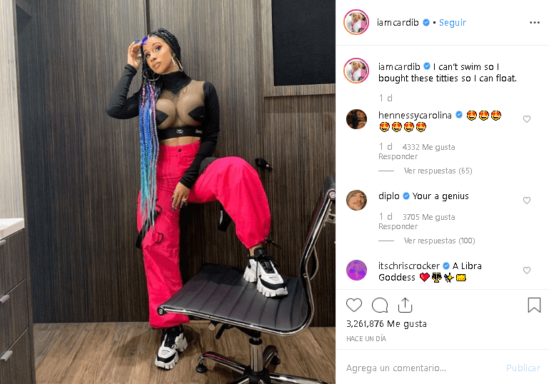 Al pie de foto escribió: "No puedo nadar, así que 
<b>compré estos senos para poder flotar".</b>