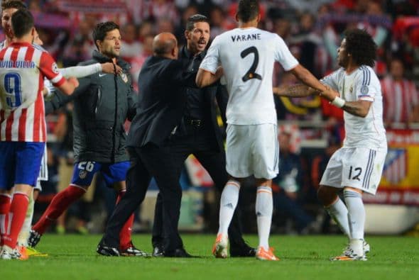 Más feo fue el gesto de Varane para celebrar que hizo enojarse a Simeone, quien se lanzó al campo a recriminar y terminó expulsado.