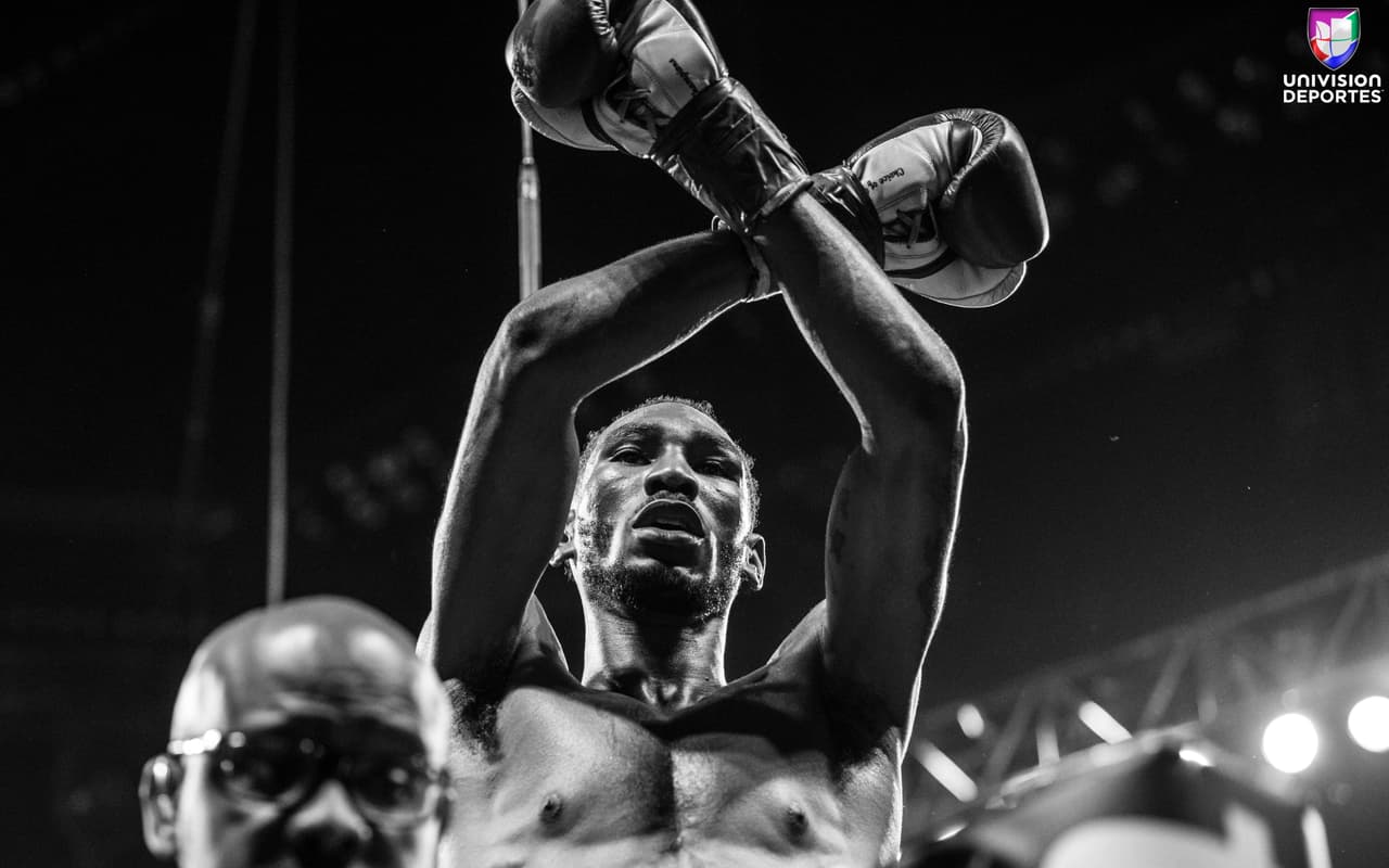 En otro combate, Robert Easter Jr. se impuso por decisión mayoritaria al dominicano Javier Fortuna. Dos jueces vieron 114-115 y 115-112 para Easter Jr. Y el otro vio ganador a Fortuna por 114-115.