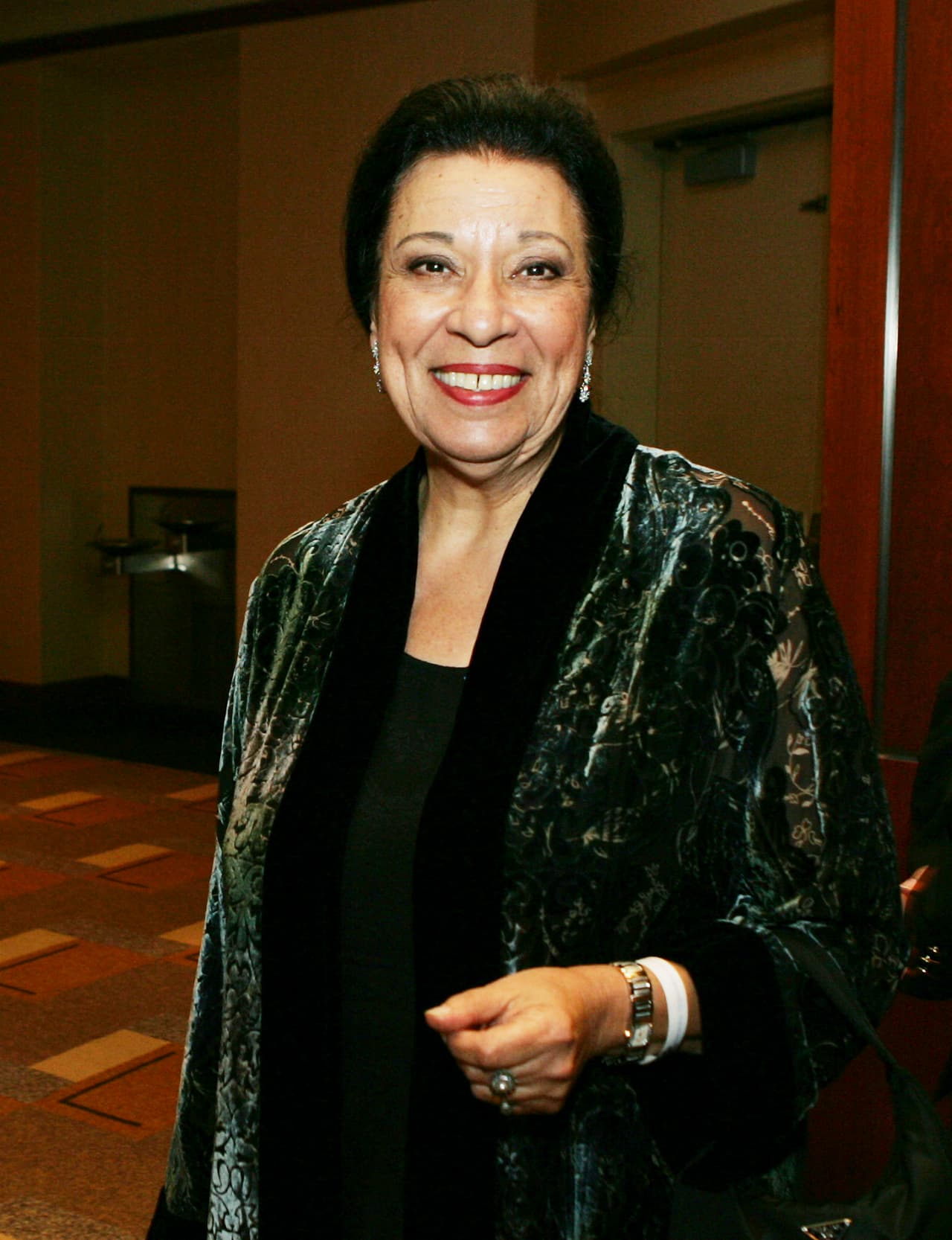 El emblemático personaje de 'Rosario Salazar' fue escrito solo para un episodio, pero demostró ser tan popular por sus interacciones con 'Karen', que terminó por aparecer regularmente.