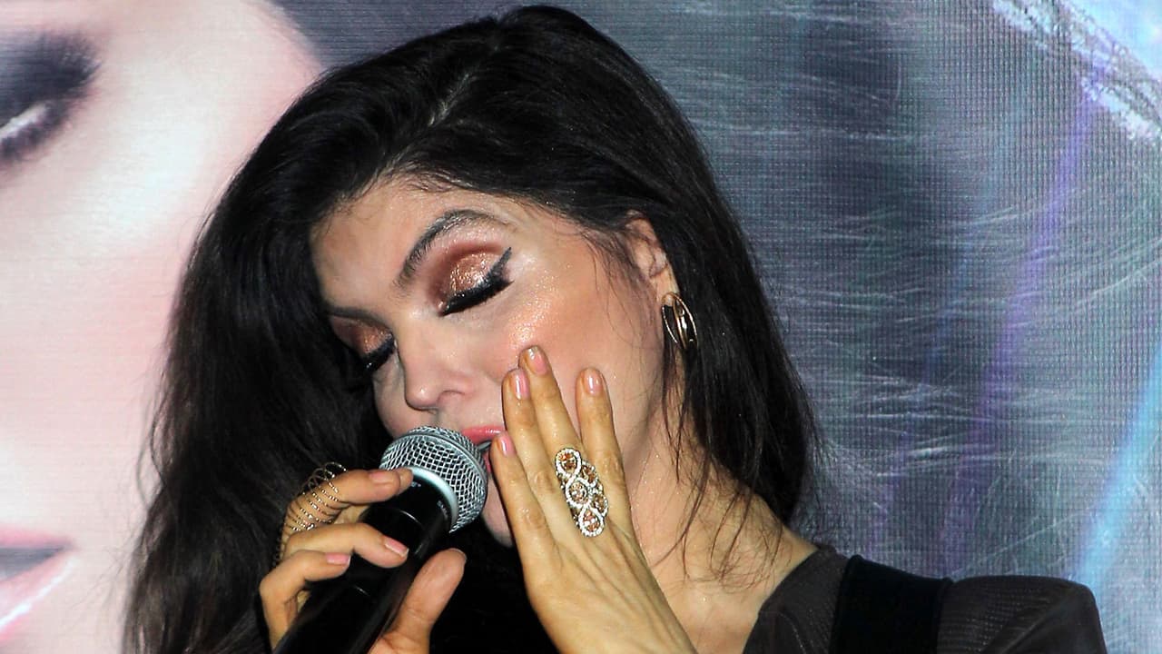 Todo lo que pasó detrás de las lágrimas de Ana Bárbara por una pregunta sobre su padre en plena rueda de prensa