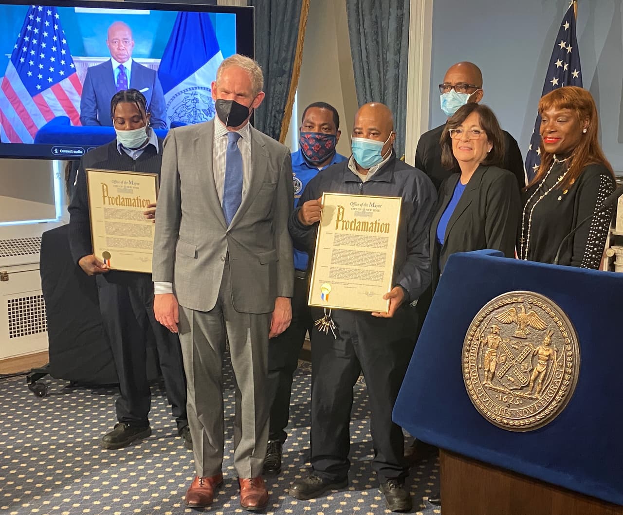 Estos equipos de tren y operadores de autobús, rápidos y atentos, pusieron a los pasajeros a salvo y los alejaron de una zona de amenaza potencial", dijo el presidente de la MTA Lieber.