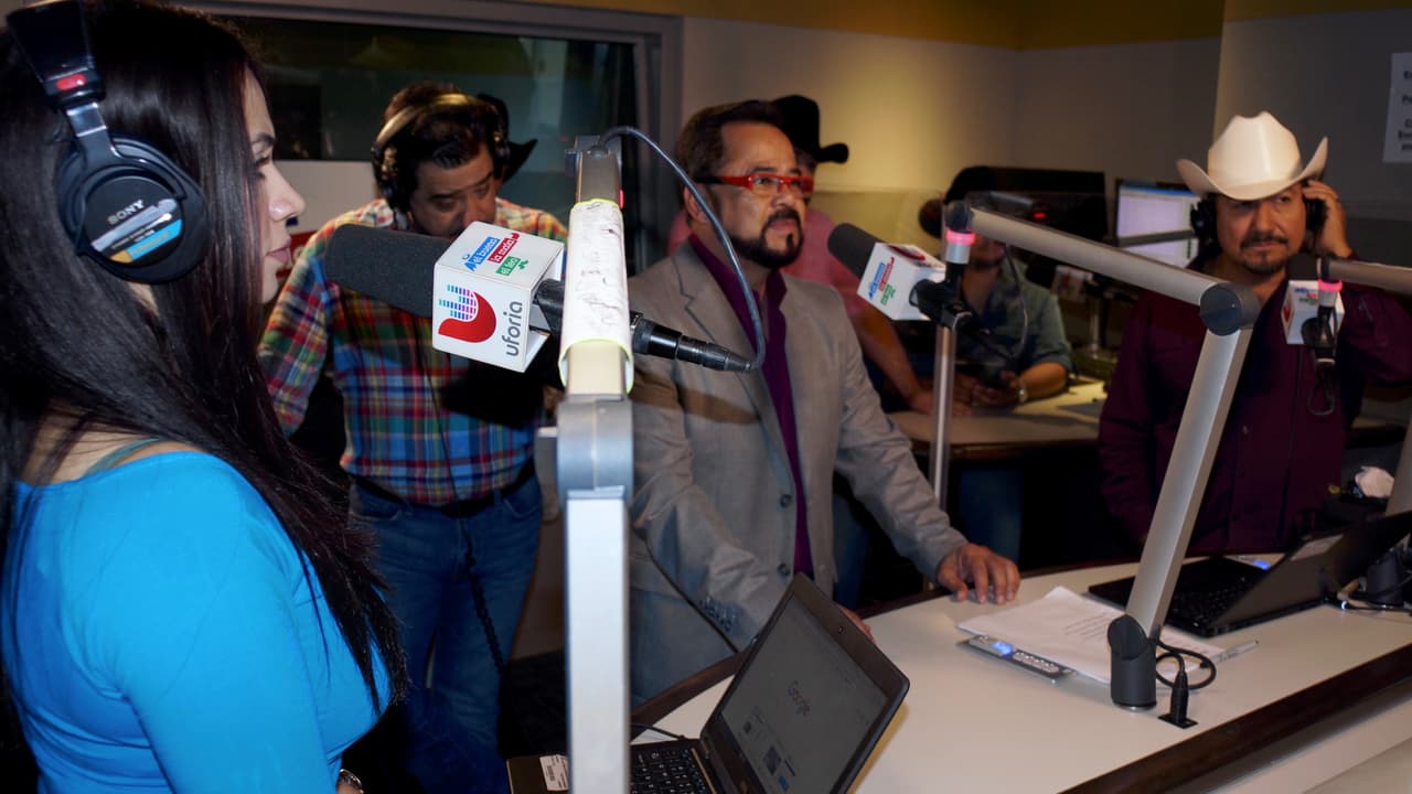 Los Rieleros del Norte aprovecharon la visita a 'El Bueno, La Mala y El Feo' para hablar de migración, inicios y nuevos proyectos.