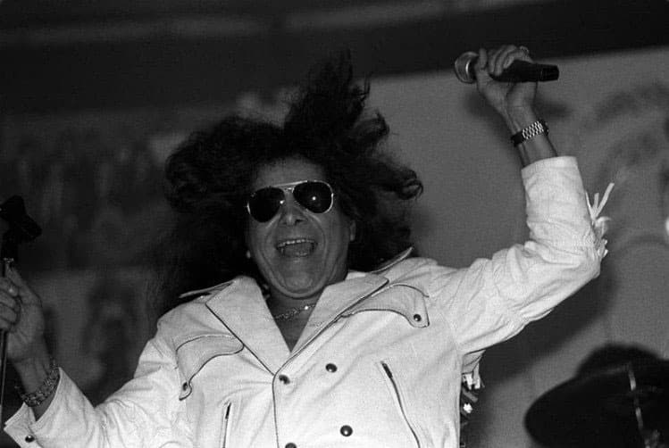 A pesar de la fama que obtuvo con su música, la muerte de su madre y su hermano lo hundieron en depresión, por lo que las adicciones lo alcanzaron.