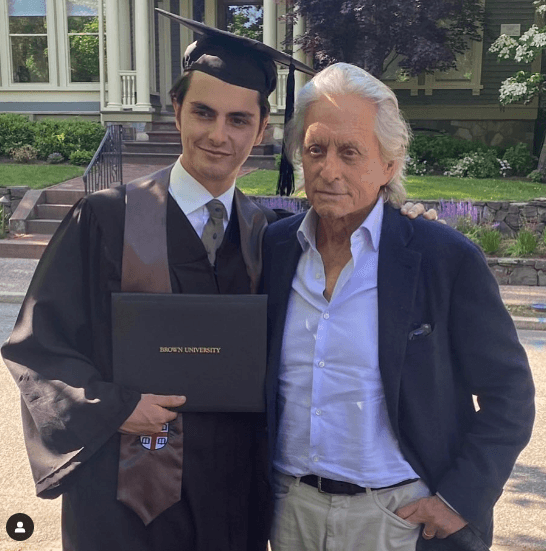 Por ejemplo, el 30 de mayo de 2022, el actor de ‘Ant-Man’ compartió con su millón de seguidores una foto para celebrar la graduación de su hijo, quien ya tiene 21 años. “Un papá orgulloso. Felicidades Dylan, bien hecho” son las palabras que acompañan la imagen.