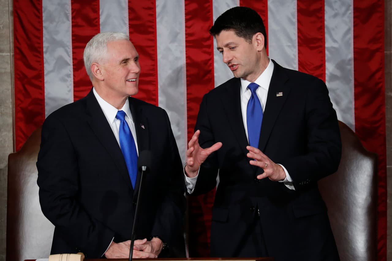 El presidente de la Cámara, Paul Ryan, conversa con el vicepresidente Mike Pence en el Capitolio, antes del discurso de Donald Trump.