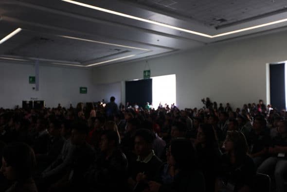 Justamente se trata de quitarle el rigor que suelen tener las incubadoras y aceleradoras de negocios.