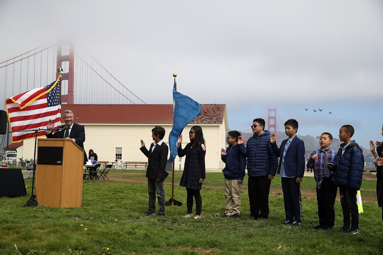 Esta ceremonia marca el inicio del sueño americano para estos niños y sus familias.