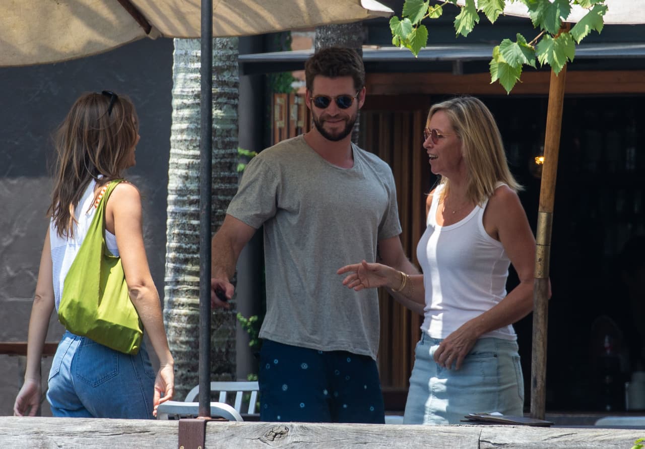 Mientras Hemsworth y Brooks fueron fotografiados en Australia, el portal 
<b><a href="https://theblast.com/c/liam-hemsworth-miley-cyrus-divorce-breakup-sued-instagram-post-isnt-it-romantic-rebel-wilson-lawsuit-photo-150000" target="_blank">The Blast</a></b> dio a conocer la noche del lunes 12 de diciembre 
<b>una demanda</b> que pesa sobre el actor. 
<br>