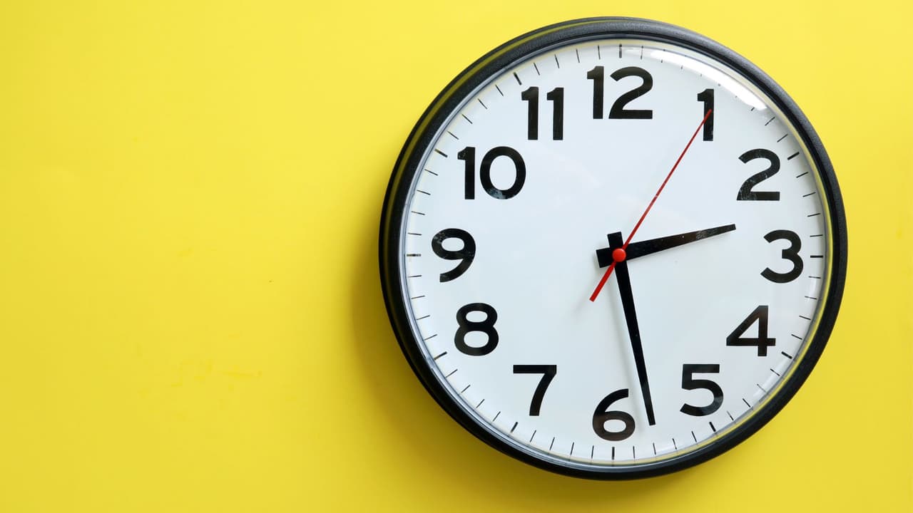 <h3 class="cms-H3-H3">Texas: un estado, dos relojes </h3>
<br>
<b>Texas comparte casi todo, menos la zona horaria</b>. La gran mayoría del estado vive con la Hora Central (CT). Solo una franja al oeste (El Paso, Hudspeth y parte de Culberson) marca la Hora de la Montaña (MT). 
<br>Este detalle cobra importancia el día del equinoccio y, sobre todo, la madrugada del cambio de horario. 
<br>
<b>Si tienes un vuelo, una cita médica o una videollamada con familia</b> al oeste del estado, revisa dos veces.