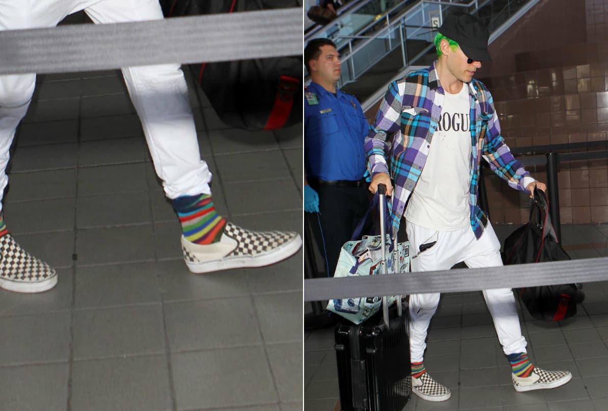 ¡Bravo por nuestro Jared Leto! El nunca teme la innovación: se puede notar en su calzado clásico de cuadros blancos y negros, y calcetas muy coloridas para darle un toque divertido al 'look'.