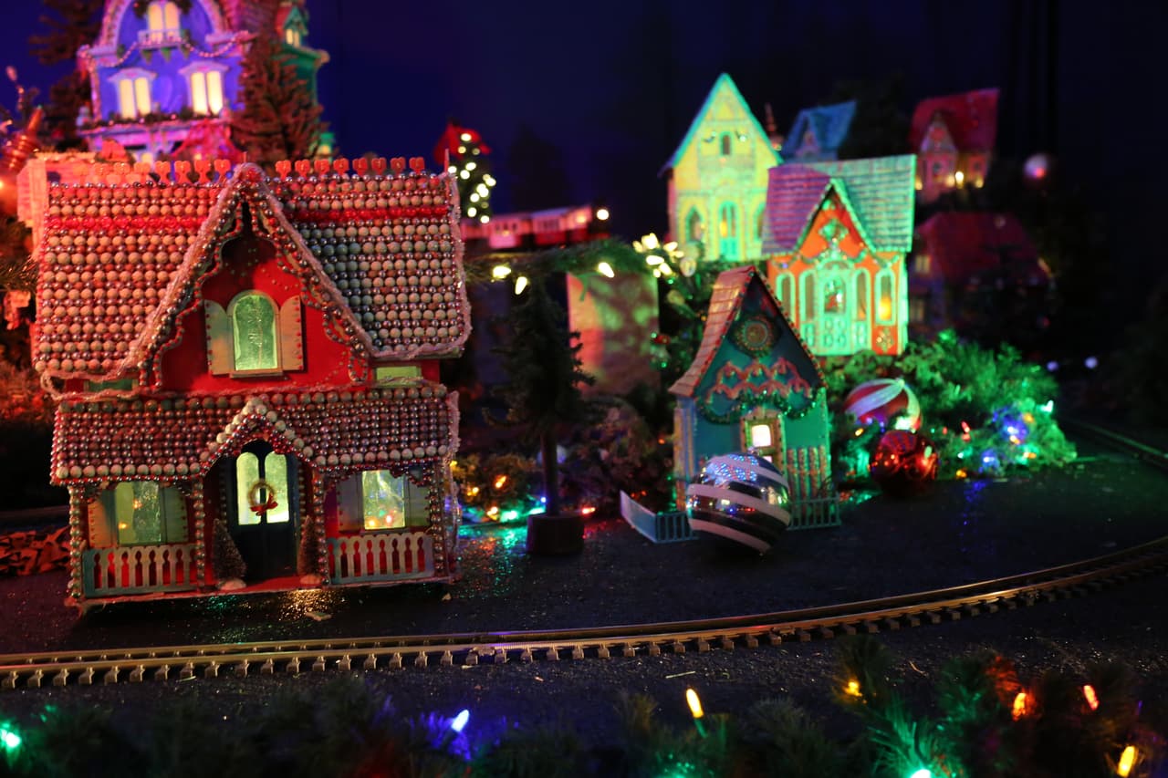 El ya tradicional pueblito navideño en miniatura, con sus ferrocarriles y trenes, cautiva la atención de los visitantes más pequeños.