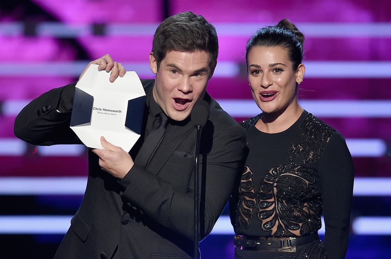 Lea Michele y Adam DeVine fueron los siguientes presentadores, para la terna de Mejor Actor en cine - acción.