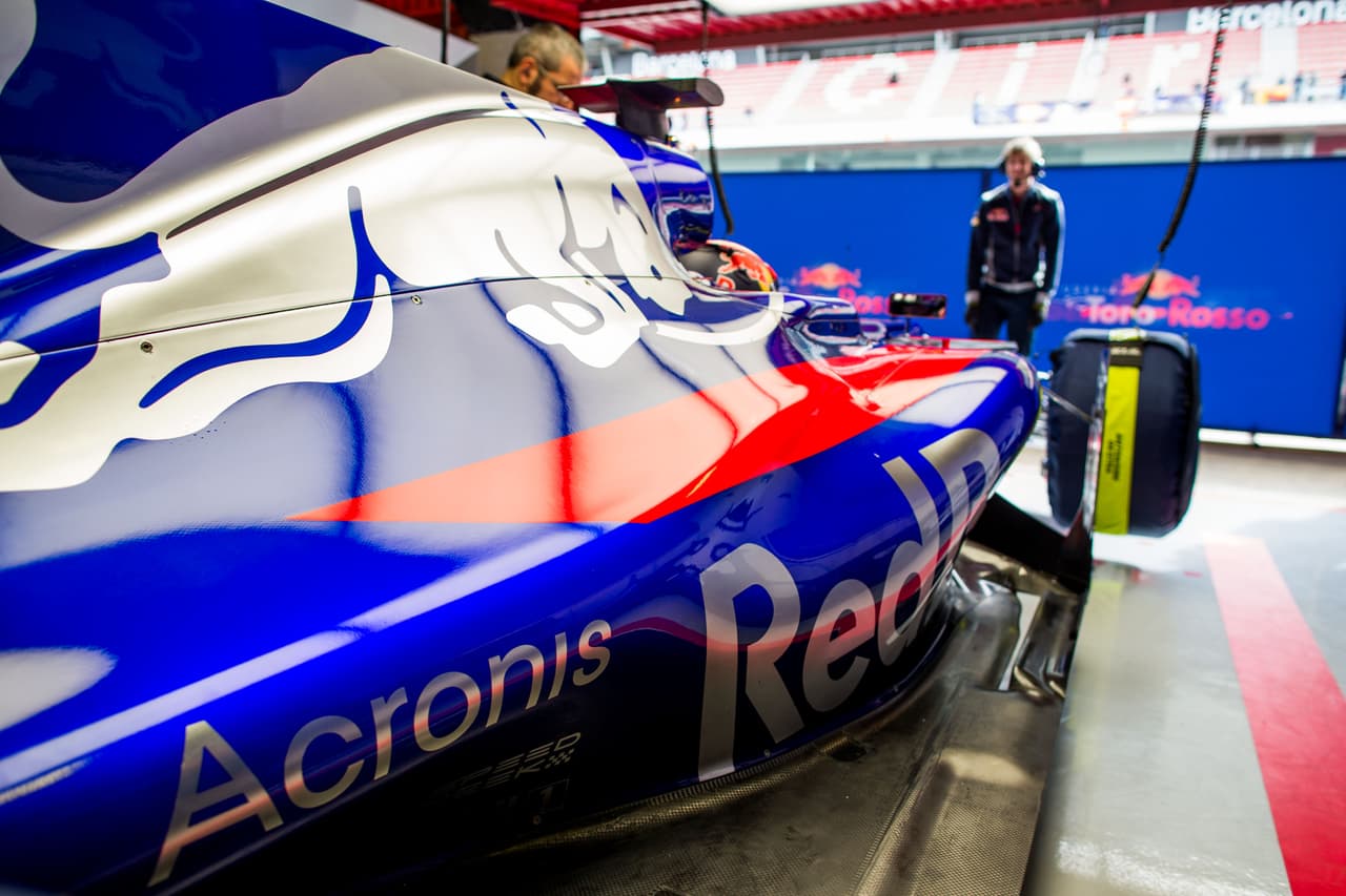 Debajo del cubremotor, que lleva la prolongación en la forma denominada
<b>'aleta de tiburón'</b>, se aloja el
<b>motor 1.6 litro desarrollado</b>
<b>por <a href="http://www.univision.com/temas/renault">Renault</a></b>, similar al que llevan los autos de la escudería anglo-francesa y los Red Bull.