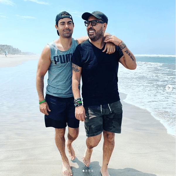 "No me conocía nadie de tus fans, no conocían a Matute (su banda), yo no sé de qué manera se enteraron porque al día siguiente, en el primer concierto […] llegó el momento de la canción 
<b><a href="https://www.youtube.com/watch?v=zzd77IOF3jY" target="_blank">'Te puedo escuchar'</a></b>, que es una canción que le escribiste a un amigo, en paz descanse", expresó.