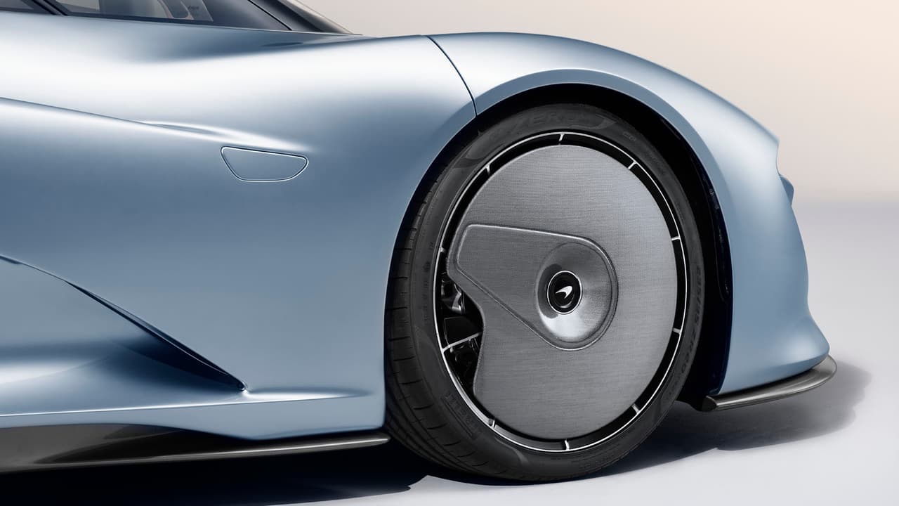 Los neumáticos fueron diseñados y son fabricados por Pirelli exclusivamente para este modelo para poder soportar la enorme fuerza a las que serán sometidas a altas velocidades y sus ruedas cuentan con cobertores de fibra de carbono, que se mantienen inmóviles mientras las ruedas giran, minimizando la turbulencia.