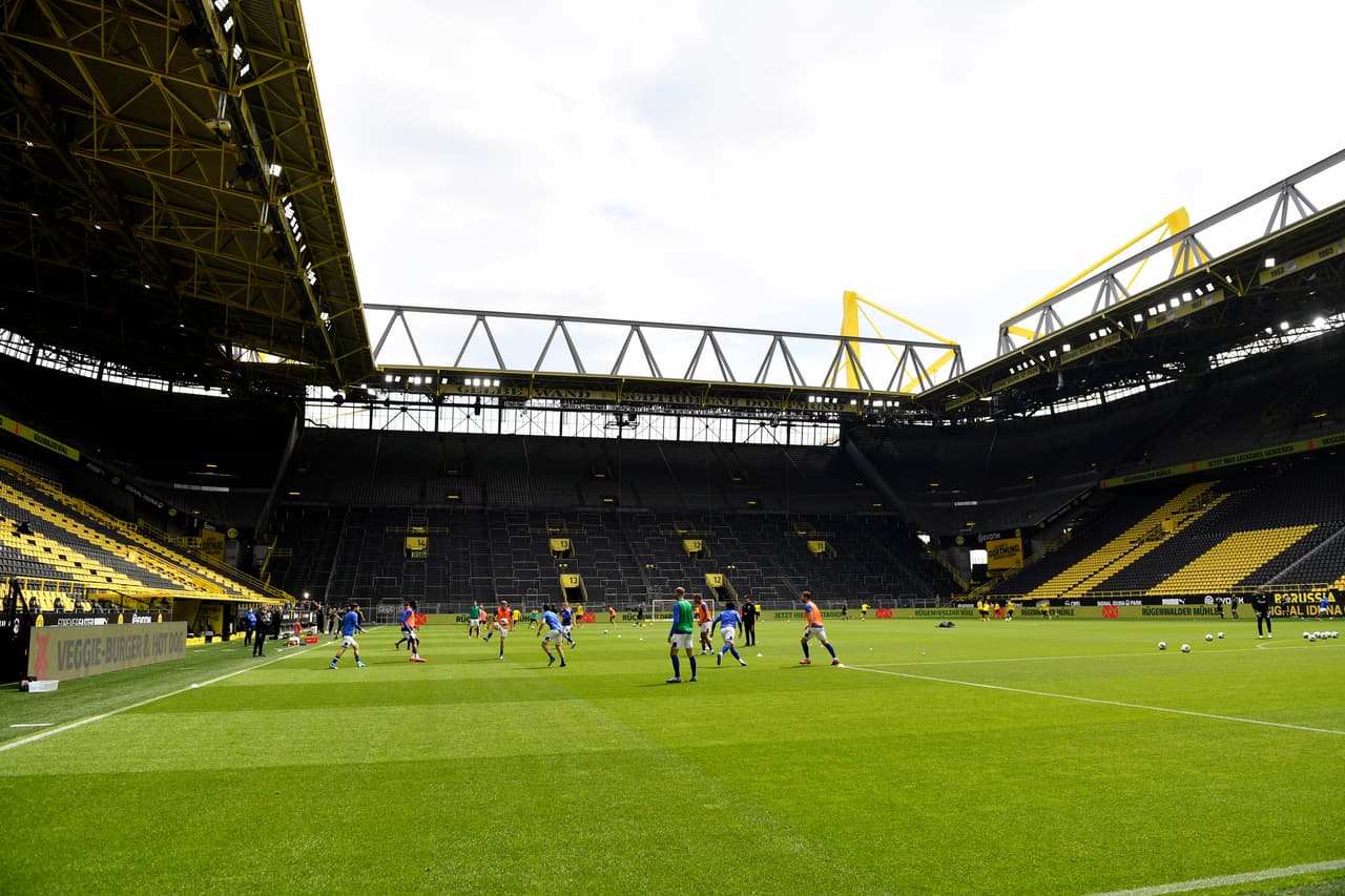 Uno de los escenarios más pasionales del futbol alemán, el mítico inmueble del Borussia Dortmund, sin aficionados.