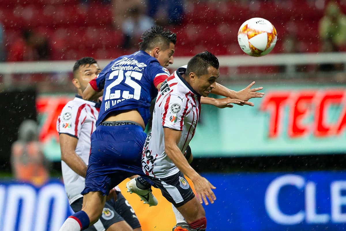Aunque el juego aéreo fue alternativa de ataque para Chivas, los intentos no tuvieron puntería hacia el arco rival.