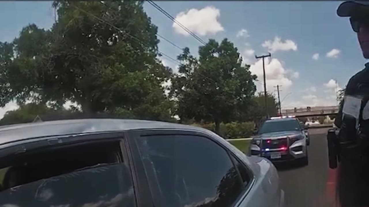 El momento en que un sospechoso trata de huir de la policía en San Antonio y desata una persecución
