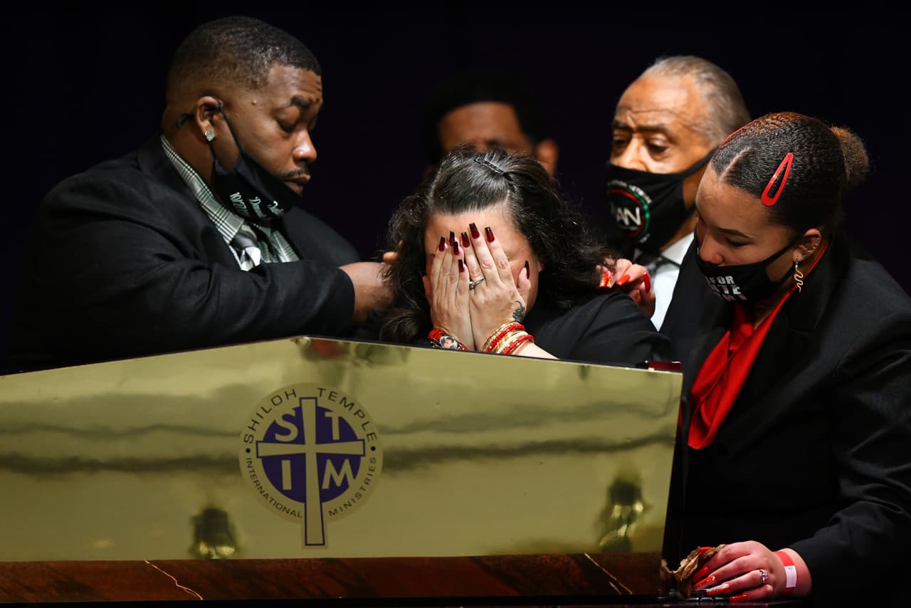 La madre de Daunte Wright, Katie Wright, llora después de hablar en el funeral de su hijo, y es consolada por el padre y la hermana del joven, Aubrey Wright (a la izquierda) y Diamond Wright (derecha), y el reverendo Al Sharpton (segundo desde la derecha). Nunca imaginé que estaría aquí, mi hijo debería haberme enterrado", señaló la mujer entre lágrimas, de acuerdo con la agencia Efe. La madre añadió que su hijo "tenía una sonrisa que valía un millón de dólares” y explicó que su nieto, el hijo de Daunte, "era la alegría de su vida".