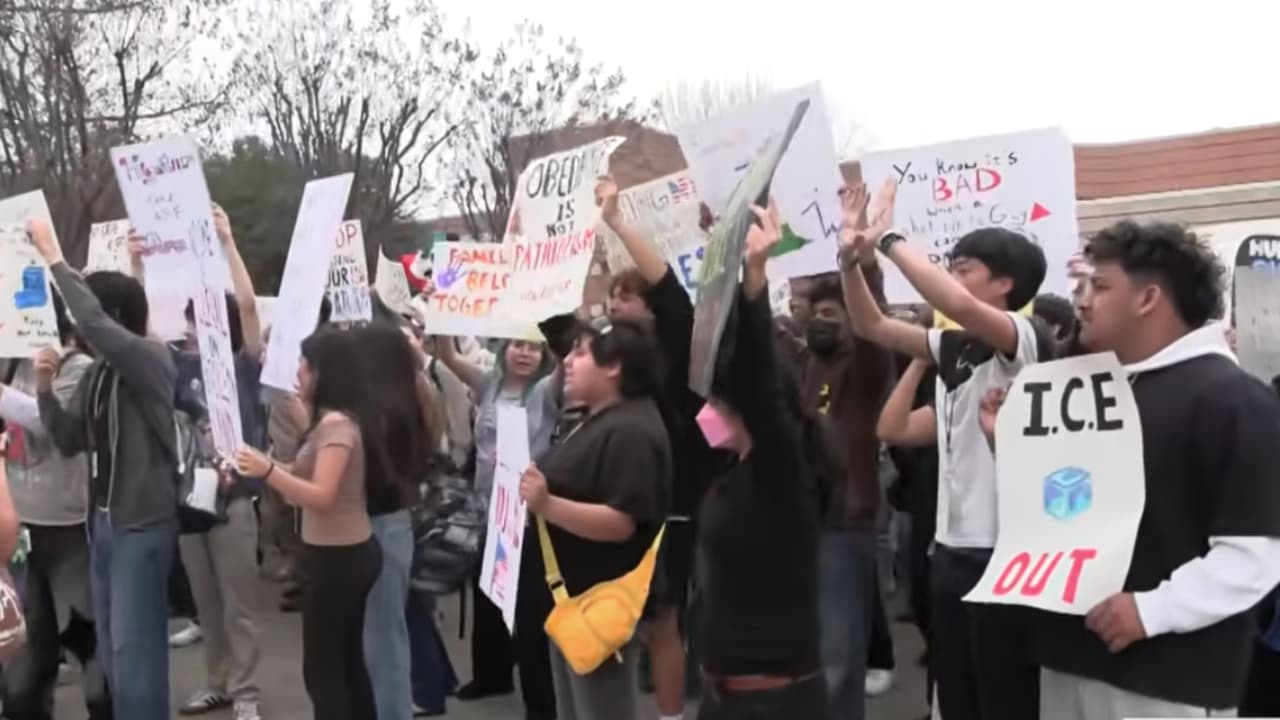 El Fiscal Ken Paxton pide que se investigue a Dallas ISD por protestas contra ICE
