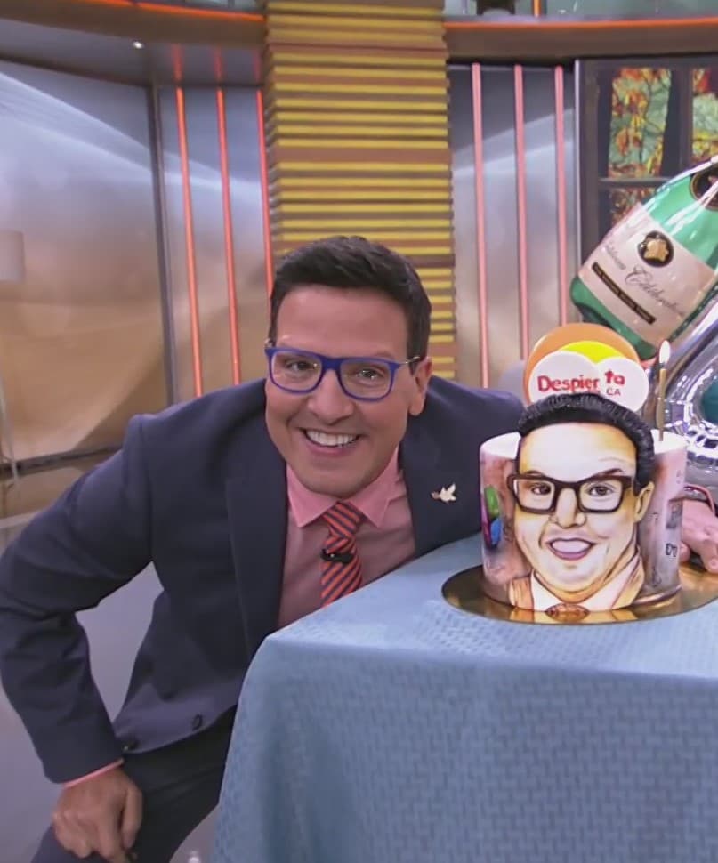 El pastel no pudo faltar y estaba decorado con su cara. Para comprobar que el arte de la torta de cumpleaños y él eran iguales posó a un lado.