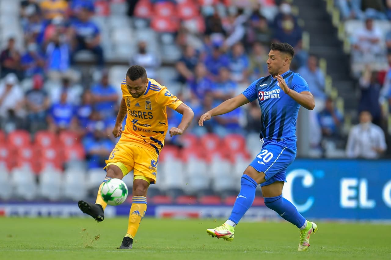 Tigres aprovechó las tímidas intenciones ofensivas de Cruz Azul y se puso en ventaja, la Máquina celeste intentó reaccionar en el segundo tiempo pero no le alcanzó para emparejar y el equipo del Piojo se llevó la ventaja.