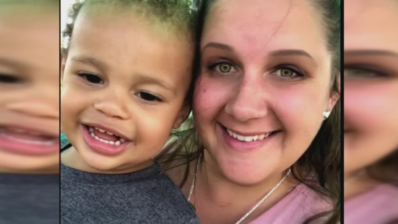 <b>"Hay un niño en el carro": Se estrella una avioneta y mata a un pequeño de 4 años</b>
<br>
<br>En video quedó captado el momento en que la aeronave se precipita a tierra y termina impactando la camioneta en donde estaban una madre y su hijo. El pequeño murió y la mujer sobrevivió. Los ocupantes del avión también murieron.