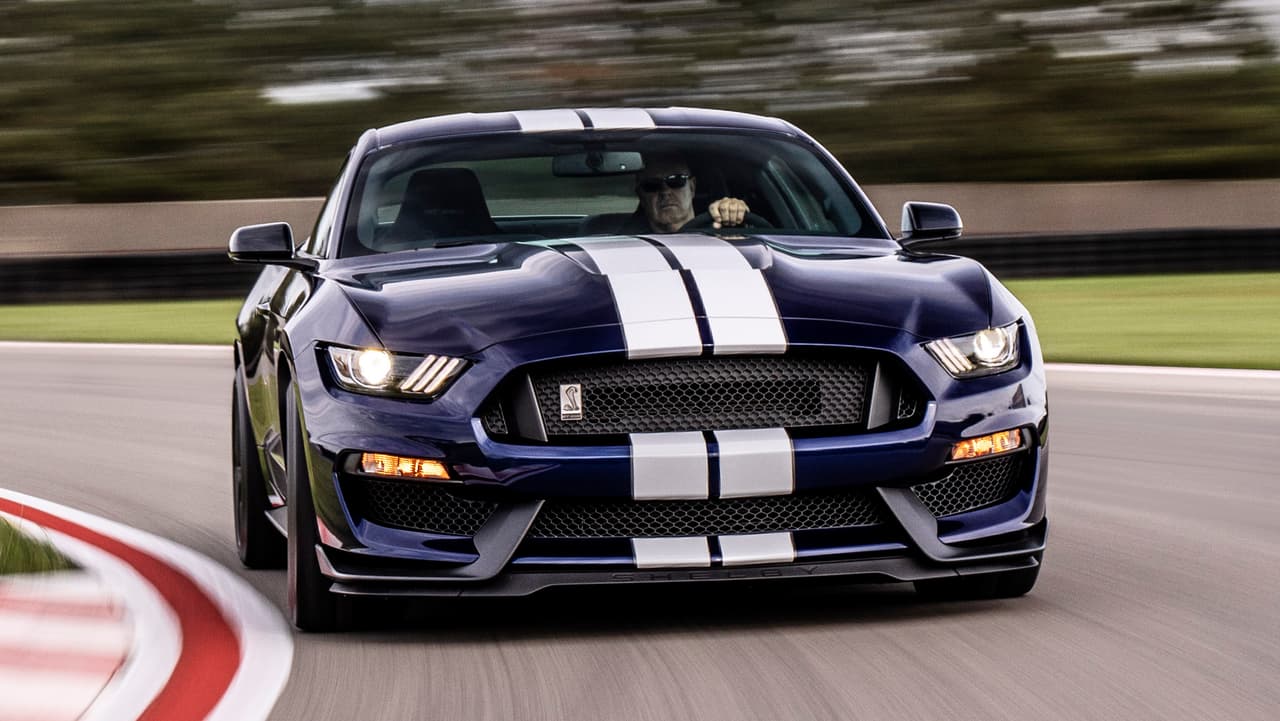 Visualmente no se diferencia mucho de su predecesor... 
<br>