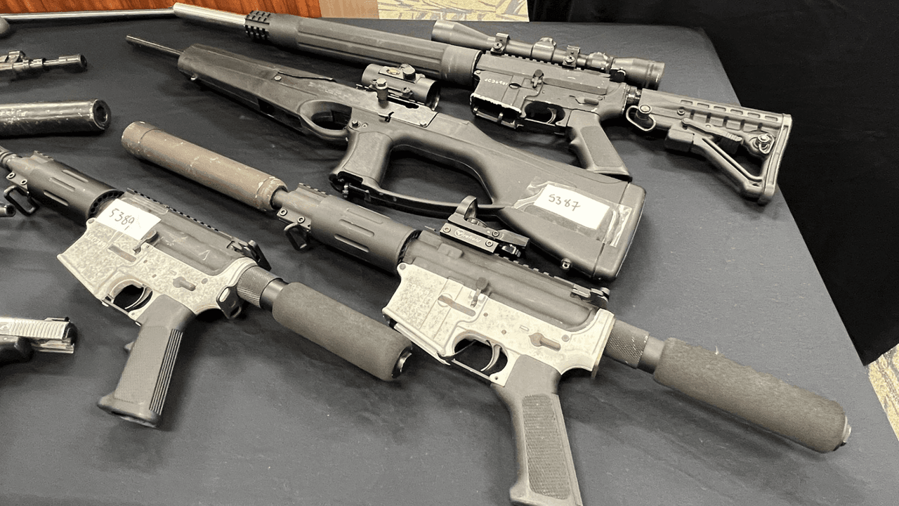 Además, la policía dijo que incautó 11 armas de fuego de varios estilos y calibres, entre ellas cuatro pistolas, seis rifles y una escopeta.