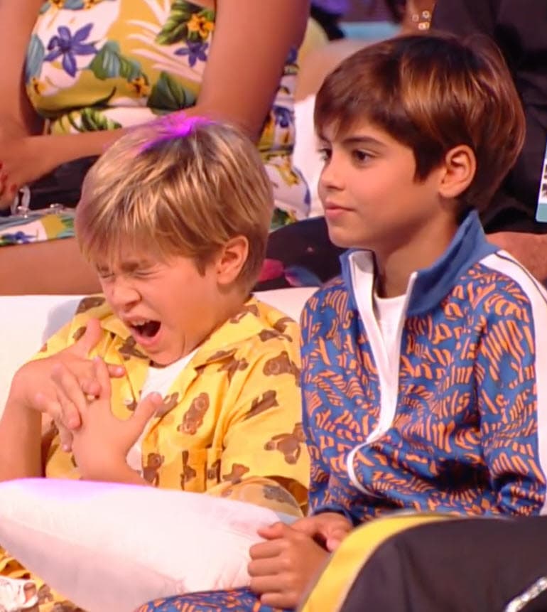 Aunque al principio los dos pequeños estaban muy emocionados y atentos a todo lo que sucedía en la premiación, al pasar de la noche 
<b><a href="https://www.univision.com/famosos/premios-juventud-2023-hijos-shakira-otros-famosos">Sasha comenzó a bostezar.</a></b>