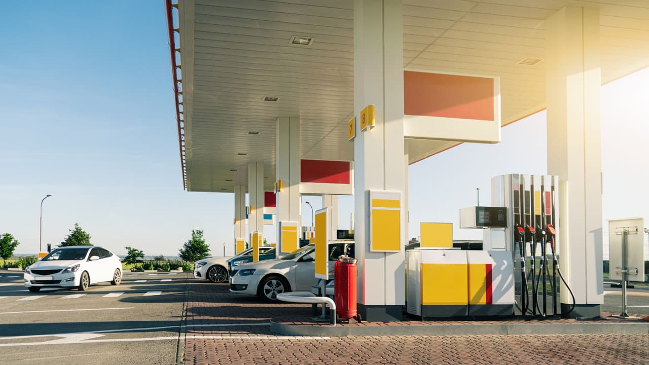 <h3 class="cms-H3-H3">GasBuddy: un mapa para ver dónde está la gasolina más barata</h3> GasBuddy es una de las aplicaciones más populares 
<b>para encontrar gasolina barata,</b> funciona de manera sencilla: 
<br>⛽ 
<a href="https://www.gasbuddy.com/" target="_blank">Descargas la aplicación en tu teléfono</a>
<br>⛽ Activar tu ubicación. 
<br>⛽ La app muestra un mapa con 
<b>las estaciones cercanas y el precio del galón. </b>
<br>💡 Por ejemplo, si estás en Dallas o Austin, GasBuddy puede mostrar una lista como esta: 
<br>
<i>Estación “A”: $3.05 </i>
<br>
<i>Estación “B”: $3.09 </i>
<br>
<i>Estación “C”: $3.15</i> 
<br>Así 
<b>puedes elegir la estación más barata cerca de tu ruta.</b> 
<br>Otra ventaja es que 
<b>puedes ordenar las estaciones por precio, distancia o marca.</b> 
<br>👉🏻 Un detalle importante: muchos precios los reportan los propios usuarios, por lo que 
<b>conviene revisar cuándo fue la última actualización.</b>