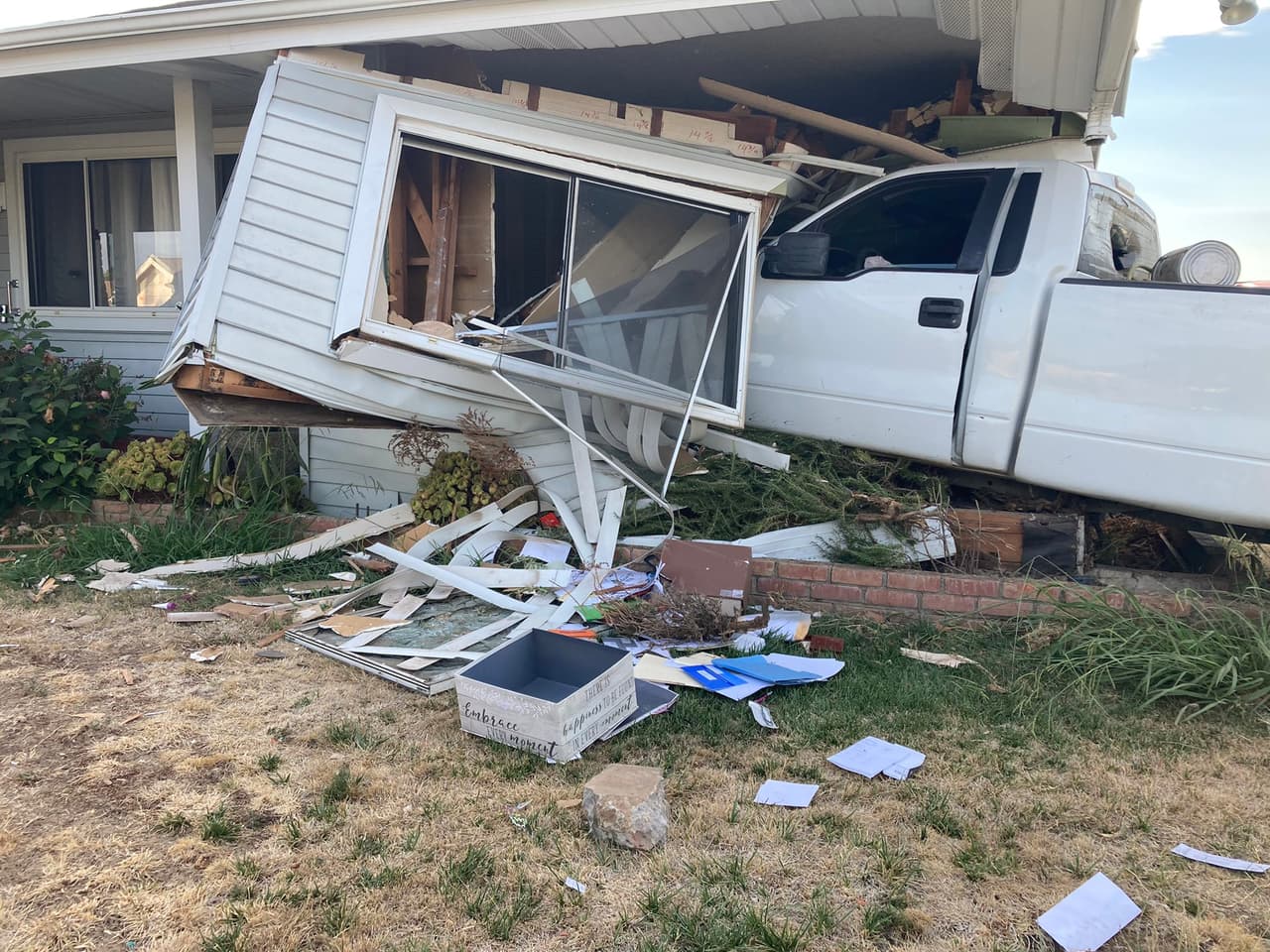 Se desconocen los datos de la conductora de la camioneta.