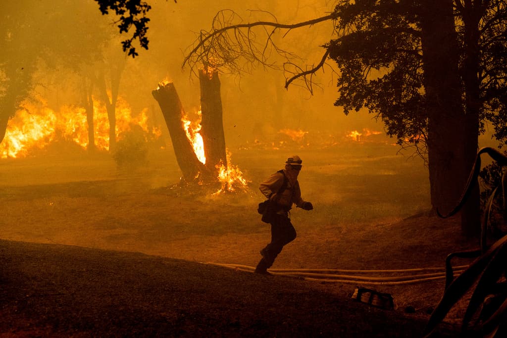 Un incendio forestal en Oroville, en el norte de California, ha forzado la evacuación de 13,000 personas. El incendio, conocido como Thompson Fire, ha destruido varias casas y generado una enorme columna de humo, mientras los bomberos luchan por contenerlo en condiciones abrasadoras.
