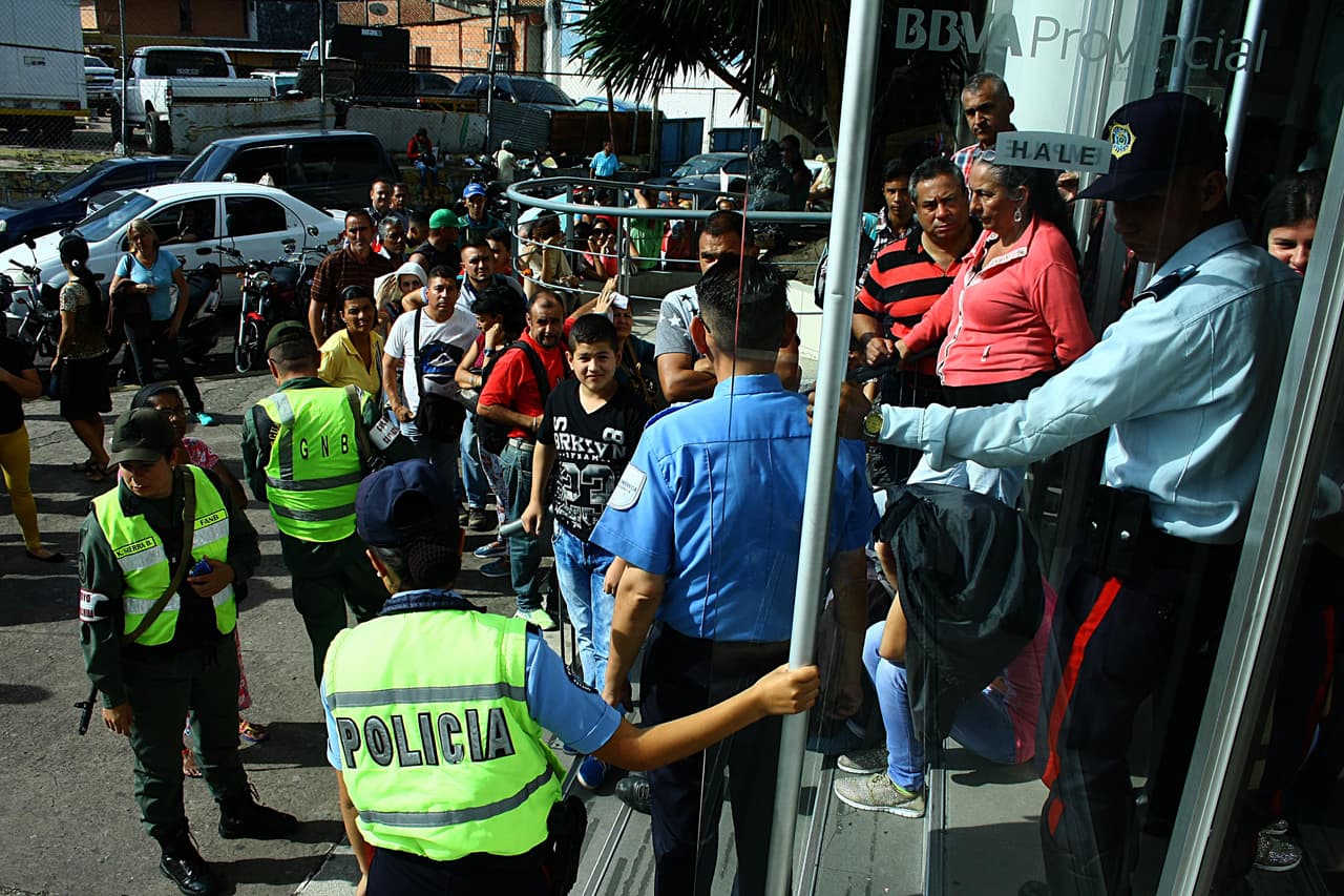 Los venezolanos abarrotan los bancos para deshacerse del dinero en efectivo