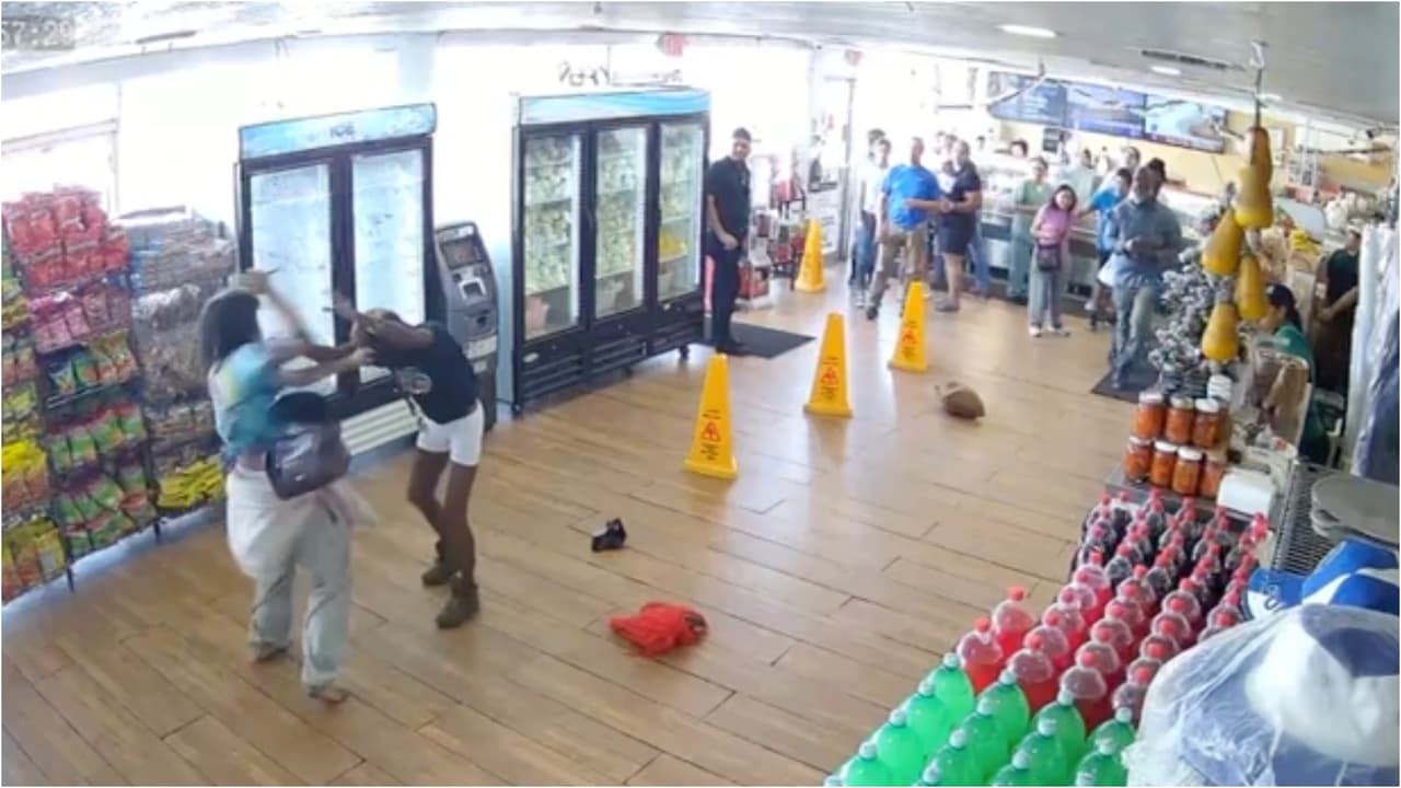 Arrestan a mujer por apuñalar a otra dentro de un restaurante
