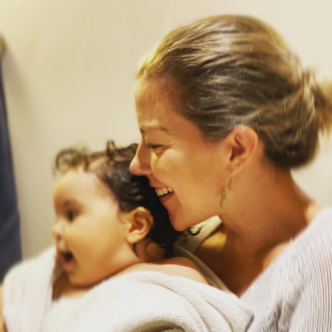 Sobre una imagen en la que Liam aparece tomando su terapia, Castillo también escribió que él “hoy come y habla sin ningún problema”, hecho que celebró colocando un emoji de palmas arriba.
<br>