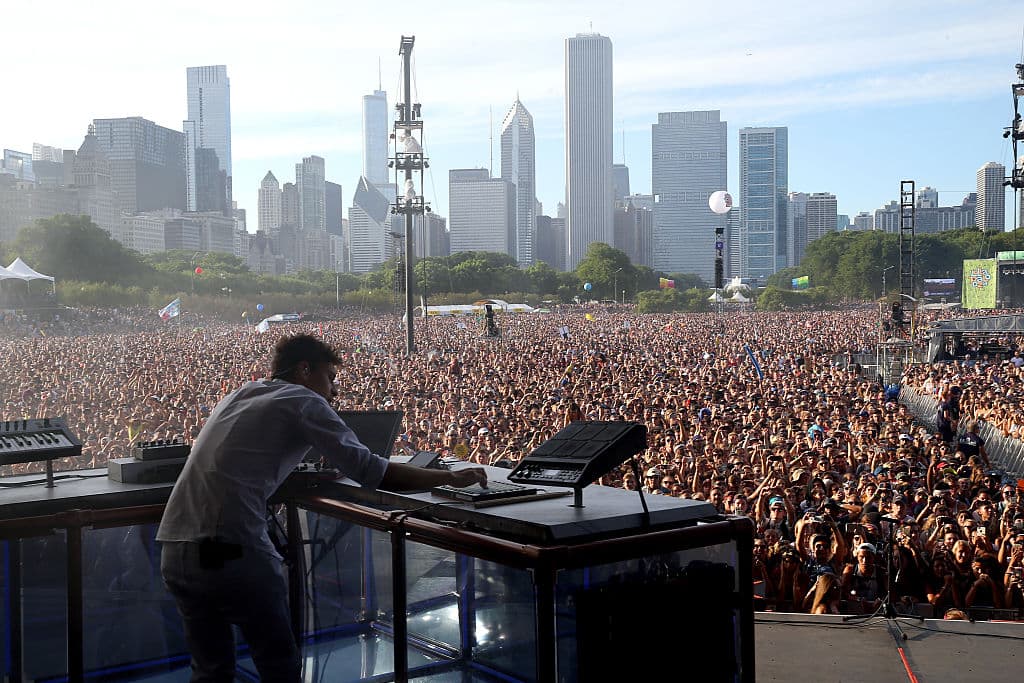 <a href="https://www.lollapalooza.com/tickets" target="_blank">Lollapalooza</a> generalmente da la bienvenida a 100,000 asistentes.
<br>
<b>Requisitos para entrar</b>
<br>Este año, se requerirá prueba de vacunación covid-19 (dos dosis) o resultados negativos de la prueba covid-19 para asistir. Para los clientes que no están completamente vacunados, se debe obtener un resultado negativo de la prueba covid-19 el día antes de la entrada.