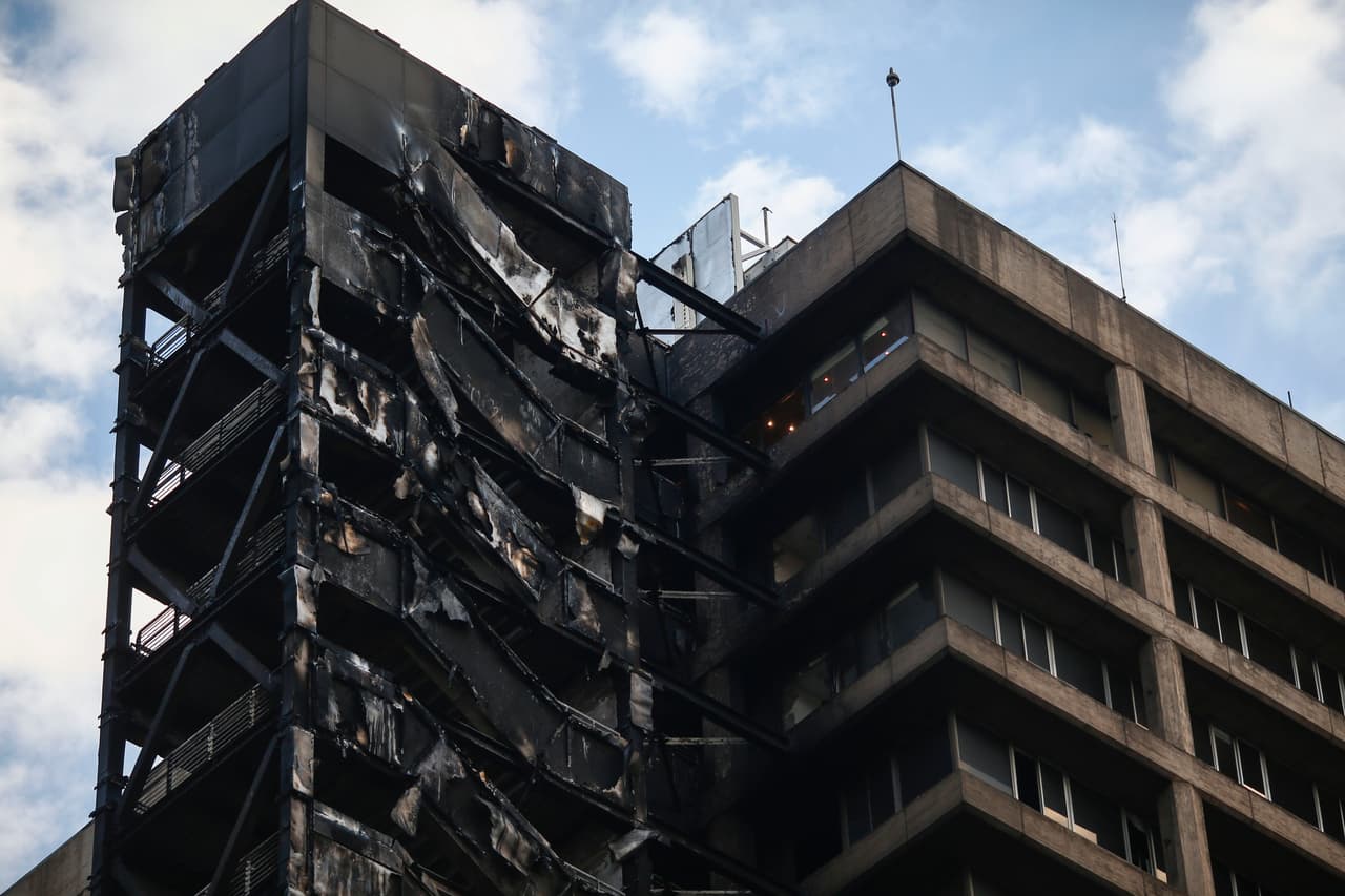 El edificio de la compañía de electricidad, Enel, fue quemado parcialmente tras ser alcanzado por bombas tipo molotov presuntamente arrojadas por manifestantes.