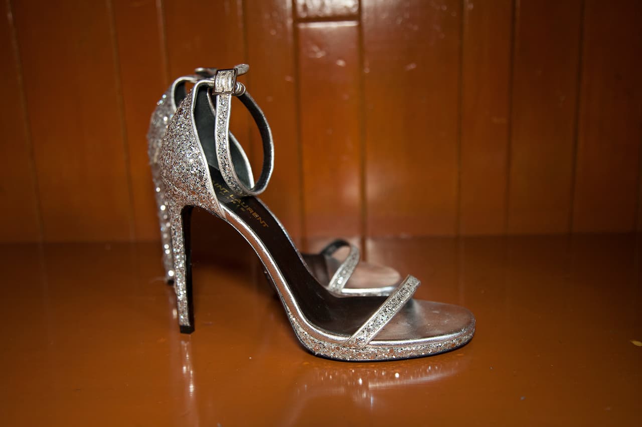 Los zapatos fueron unas strap sandals de tacón alto en glitter plateado de 
<a href="https://www.ysl.com/gb/shop-product/women/shoes-amber-amber-glitter-sandal_cod11482826vf.html#dept=women_shoes_sandals_and_mules">Yves Saint Laurent</a> con cierre al tobillo.
