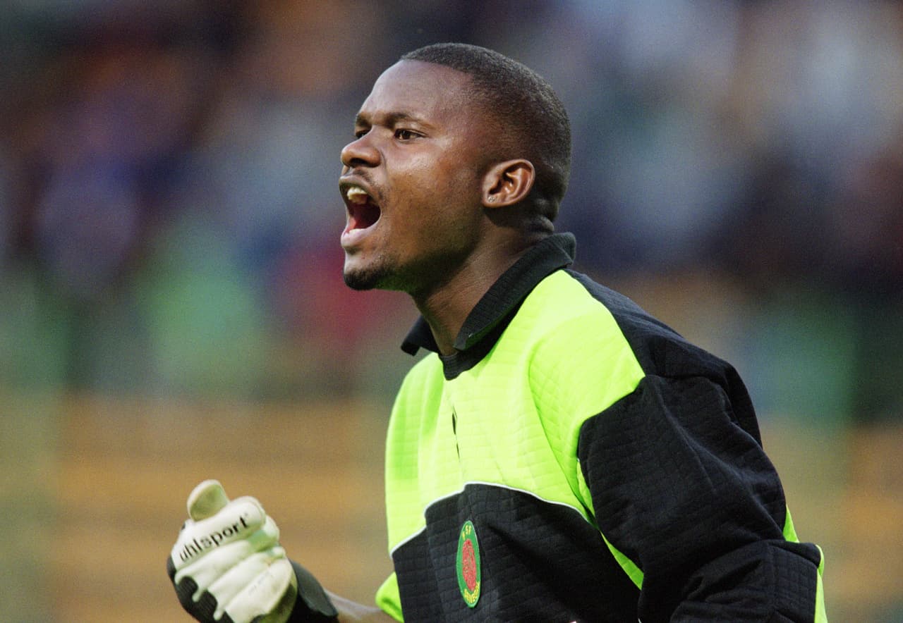 <b>TONY SYLVA</b>
<br>Un portero de Senegal que al parecer también tenía uno que otro gustito por lo sobrenatural y la brujería, ya que fue acusado de contratar a un brujo en la Copa Africa del 2000 para ayudarle en su trabajo en la cancha.