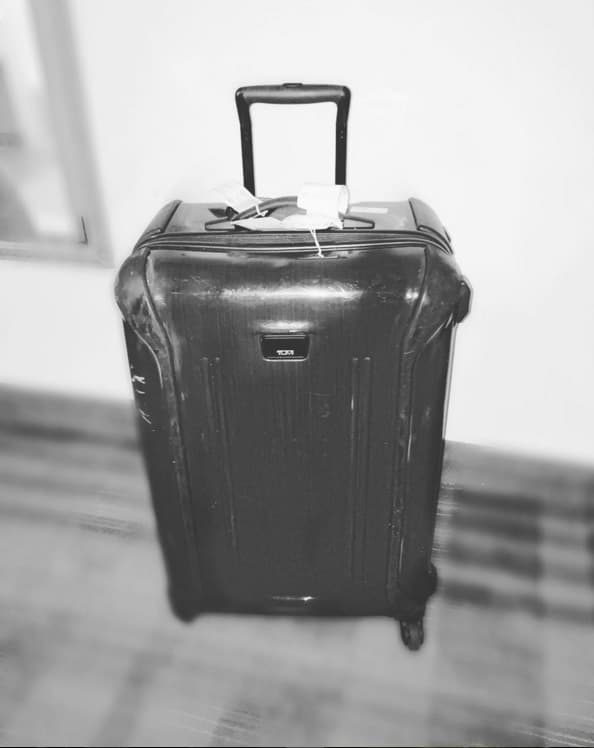 Sólo llevó una maleta pequeña para pocos días, así que tuvo que resolver la situación mientras cumple con su excelente trabajo.