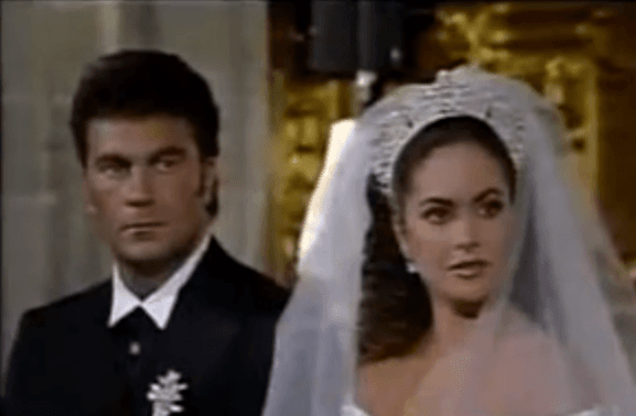 En 1994 iniciaron un romance que duró tres años, hasta que en 1997 decidieron llegar al altar, convirtiéndose en otra famosa pareja que televisó su gran evento.
