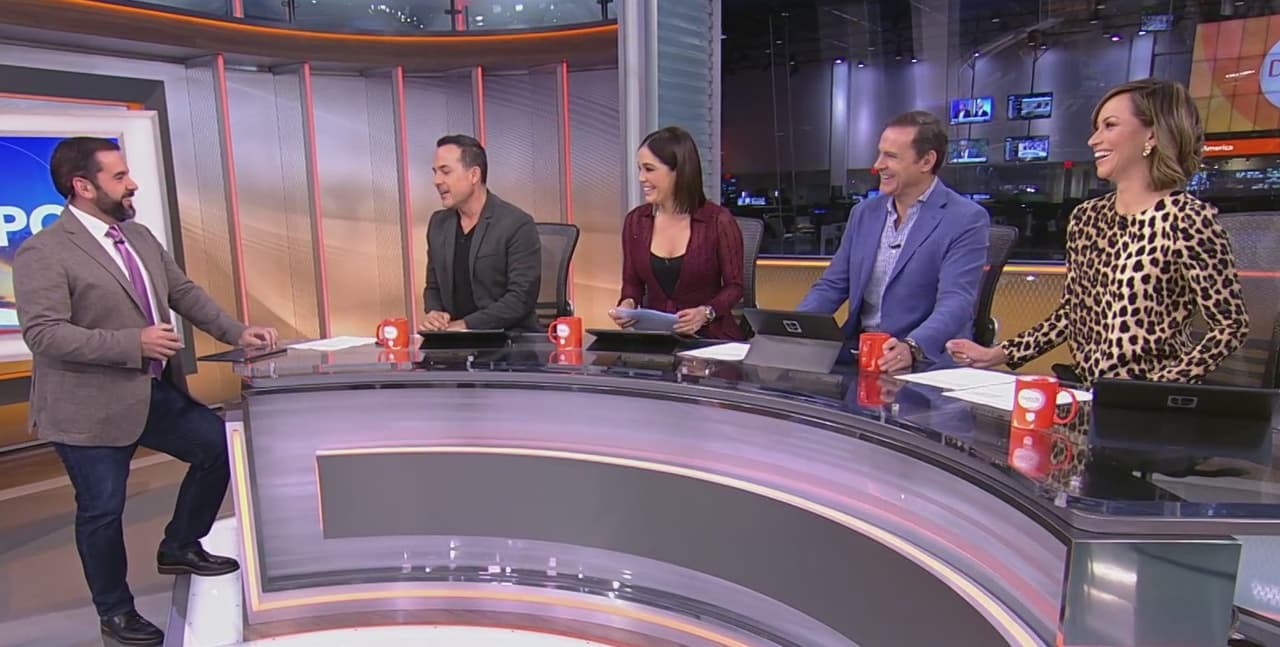 "Pero seguro quien acababa con todas sus compañeritas y les rompía el corazón fue mi querido Albert Martínez", señaló Carlos Calderón cuando entró a cuadro nuestro meteorólogo. Ante esto Albert se apegó a la "ley" y solo respondió: "no puedo hablar de ello si no está mi abogado adelante".